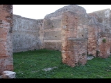 04124 ostia - regio i - insula viii - piccolo mercato (i,viii,1) - nordseite - raum (e) - bli ri suedwesten - 01-2024.jpg